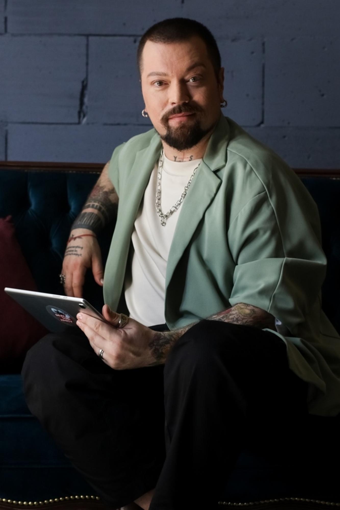 Топ-стиліст мейковер-шоу назвав речі, які терміново треба викинути з гардеробу